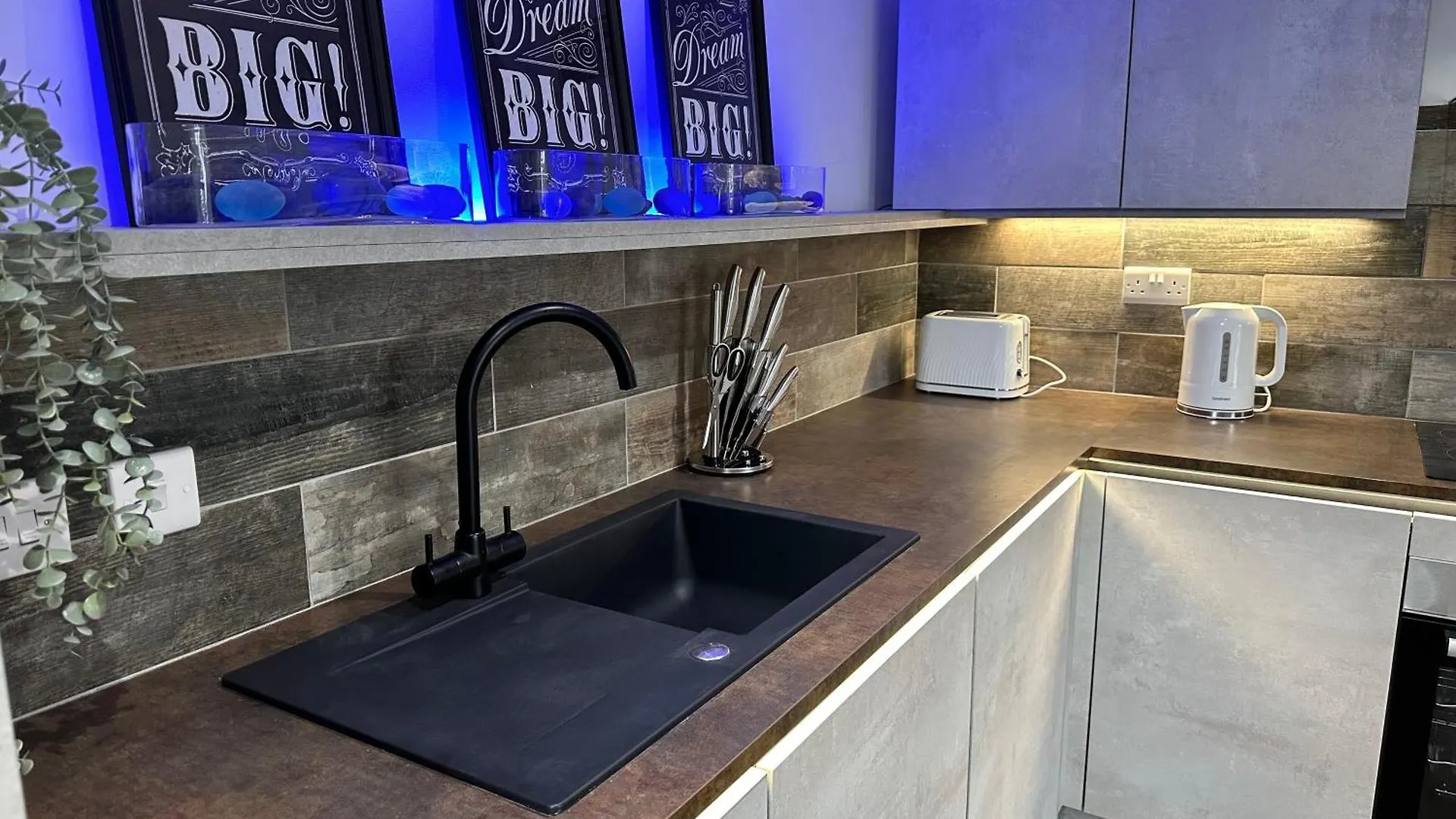 Vibrant Apartments Close To City Centre Cardiff 0*,